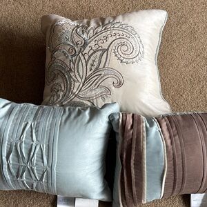 Kohl's Decorative Pillow Set in Cream and Gray